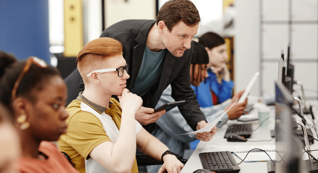 accessibility-hub-student-resources-page Instructor assisting a student working at a computer.